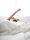 5. Ne hanyagold el az alvást!

A minőségi alvás elhanyagolása szintén nagyon rossz hatással van bőrünkre. Amikor alszunk, a bőrünk regenerációs üzemmódba kapcsol, a károsodott vagy elhalt sejteket frissekkel cserélve, ezért nagyon fontos, hogy erre elegendő időt biztosítsunk számára. Az értékes órák kihagyása megakadályozza mindezen létfontosságú folyamatok végbemenetelét, helyette fokozza a gyulladásokat, lelassítja a gyógyulási folyamatokat, valamint súlyosbítja az akne, az ekcéma, a pikkelysömör és a különféle allergiák állapotát. Hidd el, ha minden éjjel hagysz magadnak legalább 8 órát a pihenésre, az arcod egészen biztosan meghálálja majd neked és gyönyörűbb lesz, mint bármikor korábban!