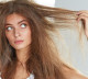 Eltorzult hajformázás:

Már inkább stilisztikai probléma, de így van a legnagyobb esélye annak, hogy elalszod a hajad. A vizes haj könnyen elveszítheti a formáját, és nehezen kezelhetővé válhat. 