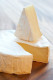 Lágy sajtok

Ha penészt észlelünk egy cheddar tömbön, általában levághatjuk és élvezhetjük a sajt maradék részét. De a krémsajt, a ricotta és a túró már egy másik történet. Amikor a puha sajtokra (és a morzsoltakra is) penész kerül, annak fonalai áthatolhatnak a sajton, így a szennyeződés meghaladja a szabad szemmel látható mértéket. Olyan káros baktériumok, mint a listeria, a brucella, a szalmonella és az E. coli növekedhetnek a penészgombával, így nem érdemes kísérletezni vele.