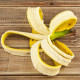 A banánhéjban található bizonyos vegyület segíthet eltüntetni a szem alatti táskákat: ez a varázslatos "csodaszer" nem más, mint a gyümölcsben lévő tannin, amely fényesebbé és feszesebbé teheti a bőrt, valamint csökkentheti a gyulladást is.
 