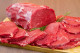 Vörös húsok

Egyes dietetikusok és egészségügyi szakértők úgy vélik, a vörös húsoknak köze lehet az erős izzadáshoz. Ennek az az oka, hogy a nagy mennyiségű fehérje fogyasztása megemeli a testhőmérsékletet, ezért testünk izzadni kezd, hogy lehűtse magát. Ez valójában a vörös húsok mellett minden nehéz, nagy fehérjetartalmú ételre érvényes, ezért fontos szem előtt tartanunk a mértékletességet. 