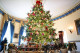 Mint mindig, a dekoráció egyik fénypontja a Kék Szoba, ahol a Fehér Ház hivatalos karácsonyfája áll. Minden évben el kell távolítani a szoba csillárját, hogy teljes magasságában elférjen a fa.