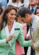 Mindenkinek szemet szúrt, hogy Katalin és Federer mennyire közel kerültek egymáshoz - lelkileg és testileg egyaránt. A walesi hercegné Wimbledonban még a királyi protokoll előírásaira is fütyült: fizikailag is érintkezett Federerrel.