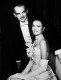 Grace Kelly 1955 tavaszán, a Cannes-i Filmfesztiválon találkozott először majdani férjével, s noha akkor még nem történt köztük semmi, kapcsolatban maradtak, s a következő hónapokban állandóan leveleztek. Végül, még abban az évben karácsonykor a herceg meglátogatta a színésznőt szülővárosában, Philadelphiában, és feleségül kérte.