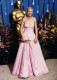 Gwyneth Paltrow (1999)

Gwyneth Paltrow egy rózsaszín, taft Ralph Lauren által tervezett báli ruhában vette át az Oscar-díjat. A ruha kissé túl nagynak ígérkezett, és Paltrow-t a média bírálta divathibájáért, de ez csak még inkább fokozta a színésznő hírnevét, aki meghatódott attól, hogy ilyen nagy hatást gyakorolt Hollywoodban.