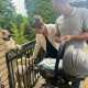 "Végre itthon! Hazaérve a kórházból a kutyusok is üdvözölték Kamíliát!" - írta az Instagramon megosztott kép mellett, ahol a kerítésnél a két hatalmas kutya üdvözli a kis jövevényt.