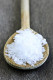 A tengeri sót értelemszerűen a tengerből és az óceánokból nyerik ki egyszerű párologtatással, míg a hagyományos asztali sót bányásszák. A valós különbség a feldolgozásukban rejlik, ám azt is érdemes szem előtt tartani, hogy az asztali só számos "tisztító" folyamaton megy keresztül, ellenben a tengeri verzióval. 