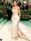 Kylie Jenner visszafogott, mégis rendkívül elegáns, az alakját kiemelő Oscar de la Renta ruhát viselt.