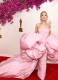 Ariana Grandét minden bizonnyal elkapta a Barbie-láz, hogy ebben a pasztell rózsaszín Giambattista Valli darabban érkezett gálázni az Oscarra. Nos, a színnel még nem is lett volna baj, de a ruha szabása és bizarr elemei miatt rossz ránézni az énekesnőre...