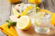 Emily Tills dietetikus és táplálkozási szakértő szerint a citromos víz valóban kiváló C-vitamin forrás, amely segíthet immunrendszerünk megerősítésében, különösen a megfázás- és influenzaszezonban, továbbá a citrom mikroásványokat is hozzáadhat a vízhez, ami javíthat hidratáltsági állapotunkon. Ennek ellenére azonban a szakértők szerint óvatosnak kell lennünk, és nem szabad túlzásba vinnünk a citromos víz fogyasztását, mert abból egészségügyi gondjaink is lehetnek.