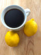 Állítólag a kávé és a citrom csak együttesen képesek kifejteni jótékony hatásukat a fejfájás elleni harcban, ha pedig edzés előtt isszuk, akkor egyes kutatások szerint fokozza testünk zsírégetését. Lehetőség szerint hidegen igyuk, hiszen ilyenkor a szervezetnek plusz energiára van szüksége ahhoz, hogy felmelegítse a legurított kávét. Bár azt gondolnánk, hogy ez a nedű beindítja a bélmozgást, pont az ellenkezője jellemző, ugyanis megállítja a hasmenést is. Hab a tortán, hogy a kávé élénkítő hatása mellett még plusz C-vitaminhoz is juttatjuk szervezetünket. 