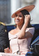 Meghan rózsaszín Carolina Herrera ruhát és hozzáillő kalapot viselt a Trooping the Color rendezvényen 2018 júniusában, ami az első hivatalos megjelenése volt a királyi család tagjaként.