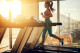 A reggeli edzés előnyei

Ha edzéssel indítod a napot, az könnyebben a napi rutinod részévé válhat és a fogyásban is segíthet. "A reggeli edzések beindítják az anyagcserét, és a mozgás hatására endorfin szabadul fel, amely egész napra meghatározza a jó hangulatodat." - mondja Heather White, a Trillfit wellness- és fitneszprogram alapítója, aki a zsírégető, kardió edzést ajánlja. A reggeli edzés által gyorsabb és energikusabb leszel, és könnyebben összpontosítasz a napi feladataidra, és emiatt sokkal nyugodtabb és pihentetőbb lesz az éjszakai alvásod is. Fontos az is, hogy a vércukorszinted miatt reggel ne éhgyomorra menj edzeni, előtte mindig egyél egy pár falatot! 

 