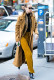Gigi Hadid például ebben a stílusos, sárga színű kordbársony nadrágban vészeli át a telet.
