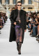 A stílusos elegancia híveinek a Givenchy egy túlméretezett, hosszú kabátot álmodott meg az áttetsző, virágmintás szoknya fölé. 