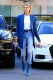 Hailey Bieber is igazán stílusos ebben a fűzős farmercsizmában. A szettjét ez a hosszított kék blézer teszi még elegánsabbá.