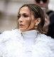 Jennifer Lopez a párizsi divathéten mindenkit meglepett divatos frizuraváltásával. Ez a rövid fazon csak még inkább kiemeli karakteres arcvonásait. 