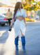 Kylie Jenner szexi, fehér outfitjét is a farmercsizma teszi még különlegesebbé. Mi ezt is inkább egy fesztiválra tudnánk elképzelni.