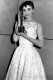 Audrey Hepburn (1955)

Az Oscar-díjátadó estjén Audrey Hepburn a Broadway-en lépett fel az Ondine című darabban, ahonnan rendőri kísérettel vitték át a városon, hogy még időben átvehesse a legjobb színésznőnek járó Oscar-díjat. Egyszerű csipkés organdie-ruhája úgy lett tervezve, hogy keretezze finom arcvonásait és formás vállait, míg a lengő szoknya lágyította erős táncos lábait. Ez volt az első alkalom, hogy a színésznőt Hubert de Givenchy ruhájában láthattuk, és ezzel kezdetét vette a híresség és divattervező közötti odaadó barátság és együttműködés.