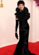 Rita Moreno mindig is kiválóan értett a divathoz, ezt pedig az idei gálán is sikeresen alátámasztotta: az immáron 92 esztendős díva egy fekete, fodros díszítésű Badgley Mischka estélyiben érkezett a vörös szőnyegre.