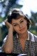 Mielőtt beszippantotta a filmszakma, Sophia Loren jelentkezett egy szépségversenyre, és mindössze 15 esztendős volt, amikor Nápolyban második helyezett lett. Sikerek és ígéretes karrier reményében ezt követően Rómába költözött, ahol modellkedni kezdett, a dolgok azonban hamarosan más irányt vettek.