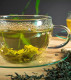 Az eredetileg Kínából származó zöld tea gazdag antioxidánsokban és polifenolos vegyületekben, amelyek erős gyulladáscsökkentő hatással rendelkeznek. Segít stimulálni a testet a mentálisan és fizikailag megterhelő edzés előtt. Nagy mennyiségű katechint tartalmaz, amely természetes antioxidáns, és egyben az egyik legnépszerűbb zsírégető is. 