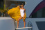 Az énekesnőt&nbsp;lesifotósok kapták lencsevégre, amint egy sárga strandköpenyben élvezi a szeptemberi napsütést luxusyachtján.
