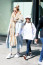 J-Lo egy 29 milliós Hermés táskával a kezében, egy 240 ezer forintos kabátban, egy 130 ezres Alexander McQueen tornacipőben és egy 20 ezer forintos napszemüvegben indult útnak...