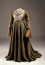 500 éves szerelem.&nbsp;Mária királyné selyemdamaszt menyegzői viselete, 1521.
Magyar Nemzeti Múzeum Textilgyűjtemény. Az öltözet a gyűjtemény legrégebbi esküvői ruhája.
Habsburg Mária és II. Lajos&nbsp; frigye azon ritka elrendezett középkori házasság volt, melyet szerelem pecsételt meg. A két fiatal a király korai haláláig (1526) rajongva szerette egymást. Mária örök szerelmének és elkötelezettségének zálogaként egy szív alakú aranymedált ajándékozott Lajosnak, aki azt a mohácsi csatában bekövetkezett haláláig a nyakában viselte. Az ékszer viharos körülmények között jutott vissza Máriához, a királyné így írt róla végrendeletében: „Két ember útitársa volt ez a szív mindhalálig. Két emberé ki életében, szerelmében, érzéseiben egymástól el nem vált.“
