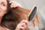 Vékonyszálú haj: Az alábbi típus fő&nbsp;problémája, hogy a hajtőnek legtöbbször nincs tartása, ezért látszólag&nbsp;szorosan a fejbőrre lapul, ettől pedig kevesebbnek látszik a frizura. Sokan panaszkodnak arról, hogy a hajuk lelapul, gyenge, hiányzik belőle a tartás. A dúsabb hatás elérése érdekében a&nbsp;sűrű kefe&nbsp;tud megfelelően segíteni.&nbsp;A legjobb, ha úgy szárítod a hajad, hogy megemeled a tövét, ezzel sokkal nagyobb volument tudsz elérni. Máris olyan, mint amire vágytál!&nbsp;
