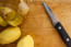 Zöldséges kés

Olyan zöldségek hámozásához és szeleteléséhez való, ami elfér a kezedben. Fontos, hogy hegyes legyen és tudjon szúrni vele az ember,&nbsp;ne téveszd össze a tompa hegyű hámozókéssel. Pengehossza általában 8-10 centiméter.
