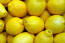 Citrom

Más zöldségekkel és gyümölcsökkel ellentétben a citromnak igenis jót tesz, ha műanyag zacskóban tároljuk a hűtőben – így akár egy hónapig is megőrizhetik frissességüket. Arra azonban érdemes odafigyelni, hogy ne rakj túl sok darabot egy zacskóba, különben nem lesz megfelelő a levegőáramlás a gyümölcsök számára.
