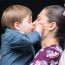 Svédországra is jutott egy édes, de kínos pillanat, mikor&nbsp;Victoria koronahercegnő és fia, Oscar herceg&nbsp;Carl Gustaf király születésnapi ünnepségén egy igen érdekes csókot váltottak egymással.
