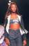 1996: Naomi Campbell 1996-ban egy új változatban vonult végig a kifutón. Akkoriban a vékonyabb anyag és ismét a laza, bővebb szár volt porondon, ahogy a sötét szín is.
