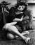 Sandra Milo olasz színésznő pályája kezdetén főleg erotikus filmvígjátékokban szerzett hírnevet, majd egy bukás után éppen a visszavonulását fontolgatta, mikor 1963-ban legnagyobb szerencséjére felfigyelt rá Federico Fellini. A rendező egyik leghíresebb alkotásában, a 8 ½ című filmben kapta meg Carla, a szerető szerepét. Állítólag később Fellini szeretője is lett, de viszonyuk egy idő után barátsággá változott. Két évvel később újra együtt dolgoztak a Júlia és a szellemek című filmen, aminek forgatásán a színésznő idegösszeroppanást kapott, miután a rendező azt követelte, hogy szedesse ki a szemöldökét. Nem lelkesedett az ötletért, mert attól félt, hogy pocsékul fog kinézni, valamint aggályoskodott, hogy kinő-e majd újra a szemöldöke. (Kinőtt.) Ráadásul bizonytalan volt tulajdon vonzerejét illetően is, ami azért jelentett problémát, mert lényegében ő testesítette meg az „ördögi” nőt, aki szépsége és csábereje teljes tudatában csavarja ujjai köré a környezetét, főleg a hímneműeket. Végül a filmben nyújtott alakításáért megkapta az olasz filmdíjat, az Ezüst Szalagot, de többé nem dolgozott Fellinivel.
