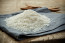 Jázmin rizs - Illatos és különleges ízű, amit a testépítők is előszeretettel fogyasztanak, ám főleg tömegnöveléshez.&nbsp;320 kalóriát, 6 gramm fehérjét és 72 gramm szénhidrátot tartalmaz. Rosttartalma összesen 1,2 gramm. Nagyon magas a glikémiás indexe, ami azt jelenti, hogy a gyorsan felszívódó szénhidrátok közé tartozik.&nbsp;
