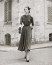 Divatfotó 1954-ből - Ebben az évtizedben népszerűek voltak az olyan ruhadarabok, melyek derékban karcsúsították a nőket. Akkoriban a szépségideál Audrey Hepburn volt, ő pedig tudjuk, hogy mindig nagyon vékony testalkattal rendelkezett.