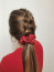 Feltűnő fonat

Egy ehhez hasonló frizura megoldáshoz még passzolhat is egy élénk scrunchie, a piros például jó választás lehet, de csak abban az esetben, ha a felsőd is ilyen színű, különben nem lesz monokróm az összkép.
