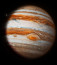 A Jupiteren is körülbelül egy másodpercig bírnánk. Az óriásbolygó meglepne minket dühös szeleivel és hurrikánjaival, amiket nehéz lenne kezelni. A planétát egy gázvilág alkotja, mely héliumból és hidrogénből áll. Az ammónia-kristályos felhőkről akkor még szó sem esett, szóval ilyen mérgező koktél mellett nem lenne egyszerű.
