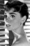 Audrey Hepburn egy igazi ikon, még ma is lányok millióinak példaképe. 1953-ban ismerkedett meg Hubert de Givenchy-vel, aki először egyáltalán nem szimpatizált a szépséggel, ám később újra összehozta őket a sors egy vacsora alkalmával, amikor a lány lenyűgözte a tervezőt. Ettől fogva elválaszthatatlanok lettek, Audrey Hepburn pedig számos tervezést ihletett.
