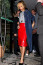 Rihanna a piros ceruzát szürke pólóval és hosszú farmerkabáttal kombinálta.