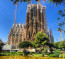 Szent Család-templom (Sagrada Família) – Barcelona befejezetlen gyöngyszeme

Ennek a spanyolországi turistakedvenc épületnek még 1882-ben fektették le az első alapkövét, azóta pedig még ma is folyik az építkezés, ami várhatóan 2026-ban fejeződik be teljesen. Érdekesség, hogy az összes költséget adományokból és jegyértékesítésekből finanszírozzák, hiszen a templom az építkezés alatt is folyamatosan látogatható. A gótikus stílusú templom tervezését Antoni Gaudí kezdte el még 1883-ban, és életcéljává vált, hogy teljesen befejezze az épületet – 1926-ban azonban elhunyt. Az eredeti terveket persze a továbbiakban is felhasználták, de néhány részlet sokat módosult az évek során.
