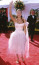 Sarah Jessica Parker úgy festett a 2000-es Emmyn, mint egy cuki jó tündér, de nem ez volt a dress code. Ez a szerkó elmegy egy farsangra, a vörös szőnyegre viszont kevésnek bizonyult. A divat koronázatlan királynőjétől is többet vártunk.
