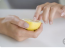 Facsarj ki egy fél citromot, hígítsd vízzel, majd áztasd a körmeidet ebben a lében kb 10 percig. Ez segít a töredezés megszüntetésében és a C-vitamin miatt erősíti a körmöt. 