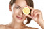 A C-vitaminnak, ahogyan egész szervezetünk megfelelő működésében, úgy a szem egészségében is nagy a szerepe. A citrusfélék, a bogyós gyümölcsök jó C-vitaminforrások.