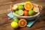 A narancsot és más citrusféléket tarts nyugodtan a konyhaasztalon, nem fognak tönkremenni. Hűtőszekrényben azonban ezeket sem tanácsos tárolnod, hiszen egyrészt kevésbé lesznek ízletesek, másrészt pedig elveszíthetik a hasznos tápanyagokat.

