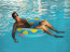 Munka után édes&nbsp;a pihenés, még Hasselhoffnak is. Hatalmas úszúgumiban hűsöl a kristálytiszta medence frissítő vizében.
