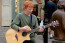 Ezen a fotón a 13 éves Ed Sheeran látható. Édesapja kapta el a pillanatot, amikor egy szál gitárral állt ki Galway-ben a közönség elé. Azóta pedig nem csak az ír közönség tapsolja meg a tehetséges zenészt.