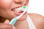 Fogmosáskor a szád egyik végéből indulj el, és dörzsöld végig finoman az összes fogad! Fontos, hogy ne nyomd rá erősen a fogkefét!