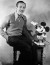 Kevesen tudják, hogy Walt Disney 16 éves korában, az első világháborúban jelentkezett az ameirkai hadseregbe, ám fiatal kora miatt elutasították. Szerencse, hogy így történt. Évtizedekkel később ugyanis éppen ő volt az, aki tető alá hozta a világ első egészestés rajzfilmjét, az 1938-as Hófehérke és a hét törpét, mely a kor sztenderjeihez képest eléggé magas - másfélmillió dolláros - költségvetésből készült, de rendkívül impozáns bevételt termelt. A többi már történelem.
